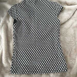 Ann Taylor Black and White Geometric Cap Sleeve Top Pettite